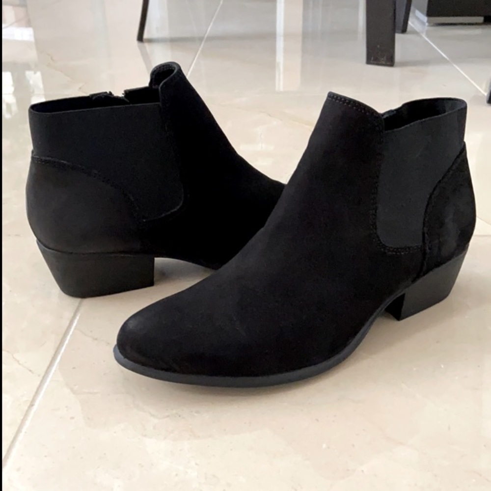 NWOT Steve Madden Black Leather Low Heel Ankle Boots